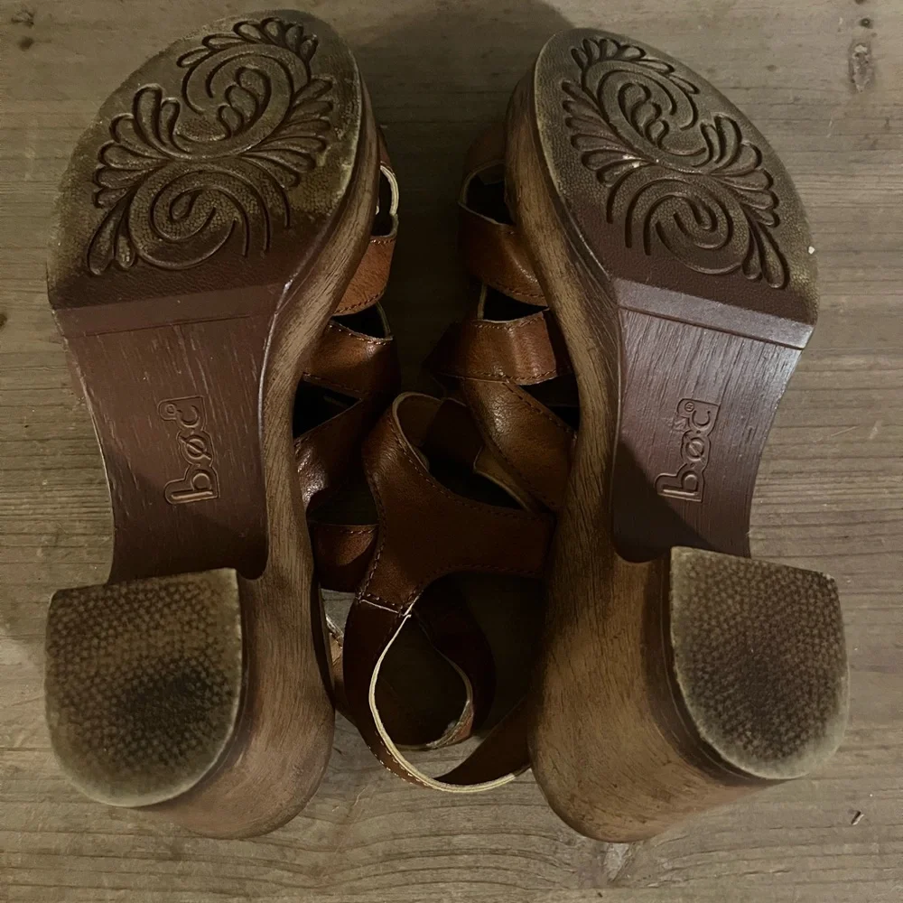 b.o.c. Tan Leather Women's Sandals‎